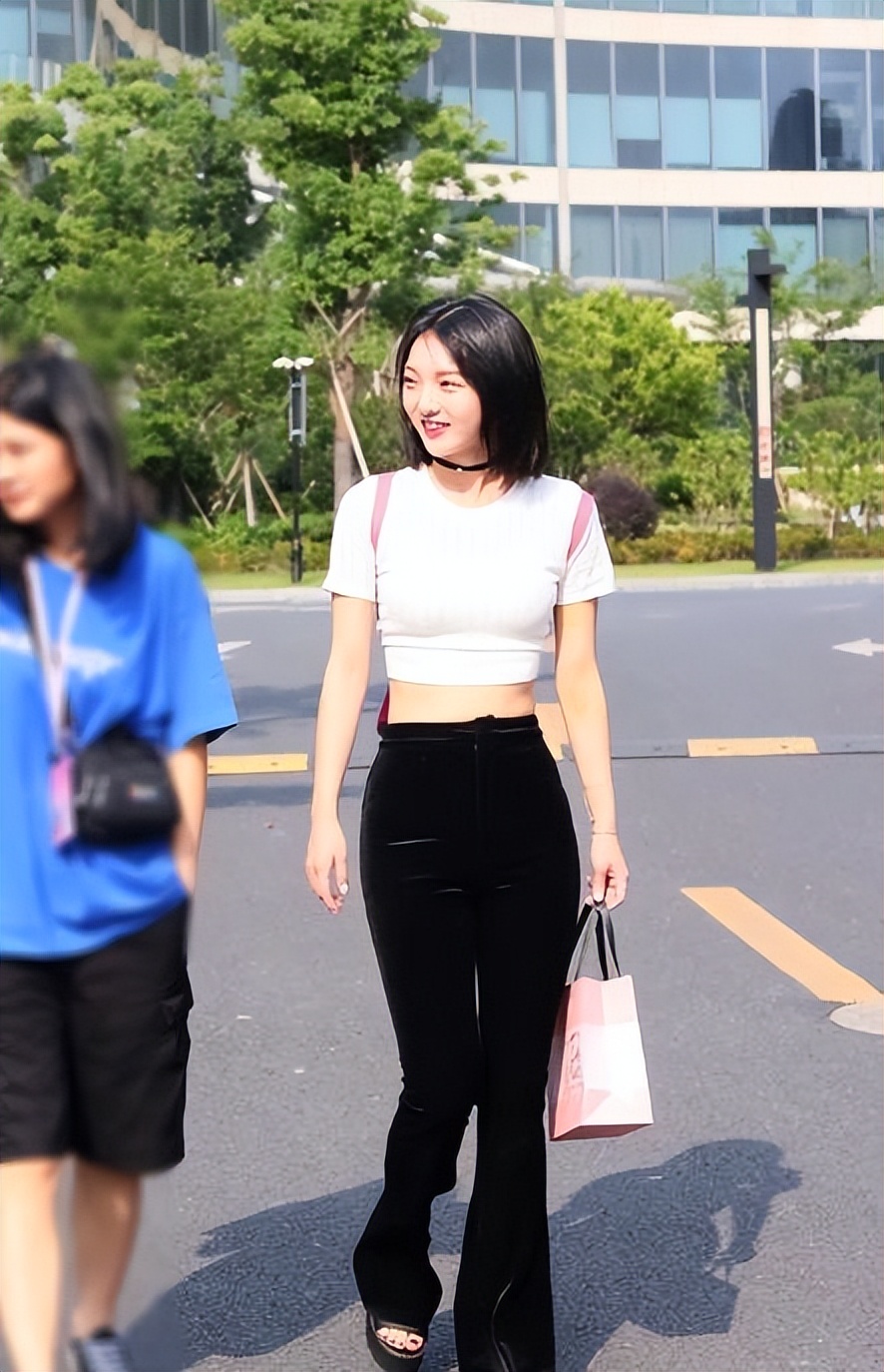 985毕业科班出身，实力不俗被称小邓紫棋，因生病变丑遭外貌羞辱