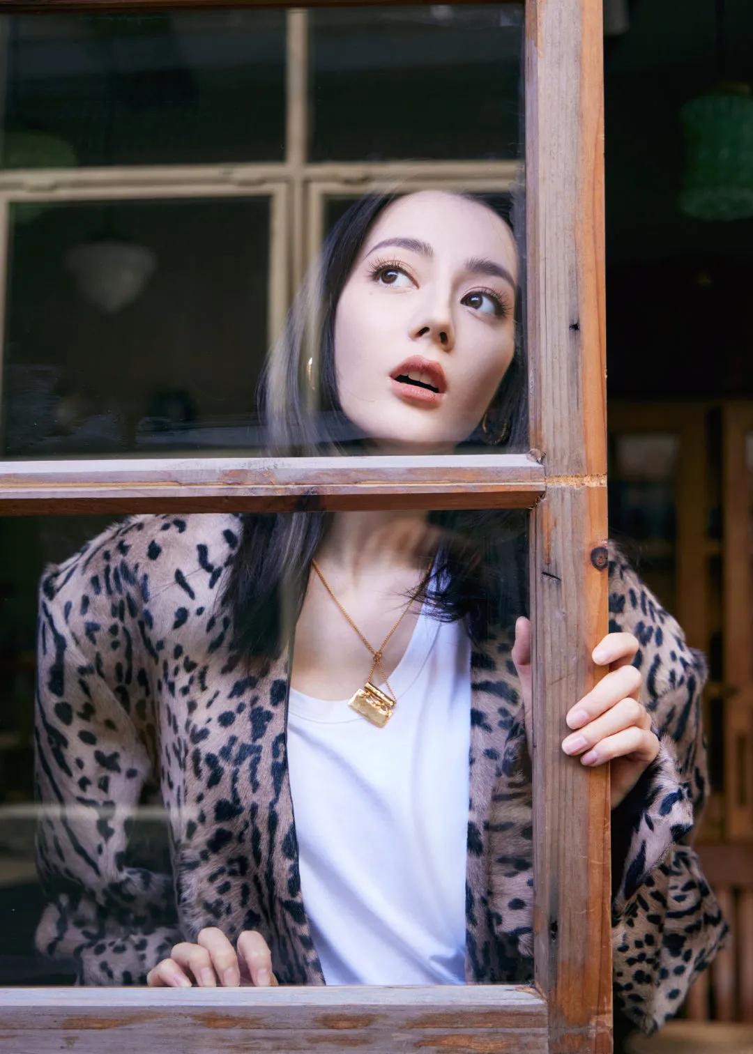 三大顶流的豹纹battle，迪丽热巴休闲惬意，赵丽颖杨幂一言难尽