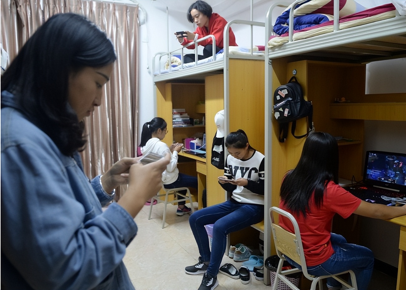 “校内”和“校外”颜值大对比！杨迪秒变蔡徐坤，只有性别对上了