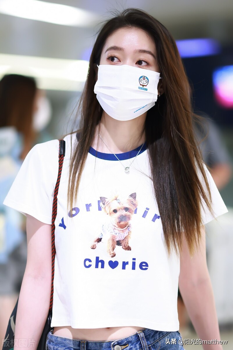 街拍：张雪迎白色卡通露脐T恤+阔腿牛仔裤休闲时髦