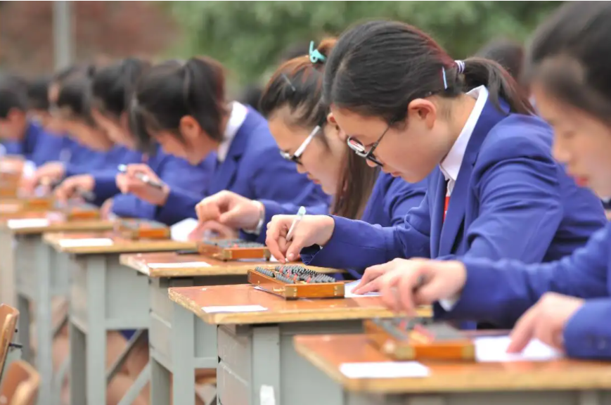 这个专业人满为患，录取分数高可能是假象，教授也建议谨慎报考