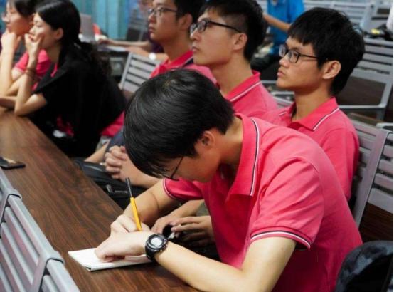 公办专科和民办三本怎么选？找工作时才发现，两者不在同一起跑线