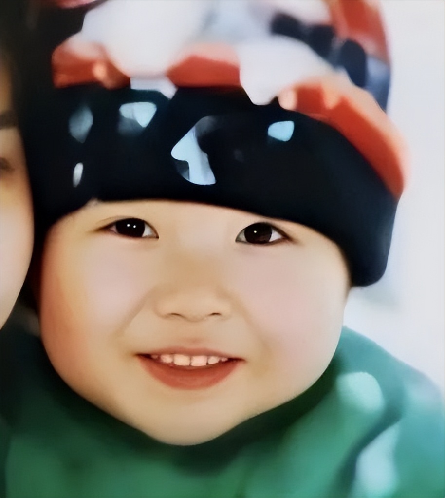 8位明星童年照曝光,肖战完全认不出,杨幂和关晓彤从小美到大