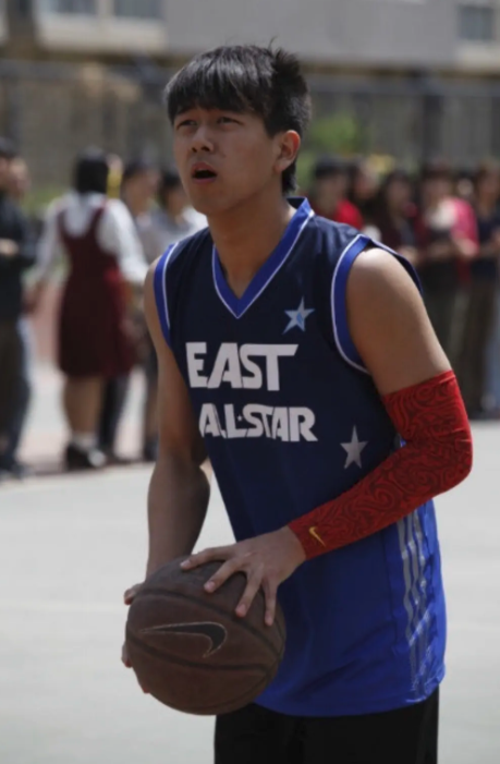 明星校园生活大不同！AB一周10块钱，郑恺开豪车上学，杨紫接地气