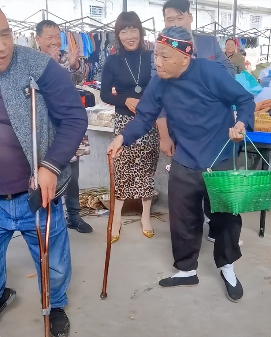 爱表演的生哥：模仿老太太走红圈粉400万，被赞“第二个宋小宝”