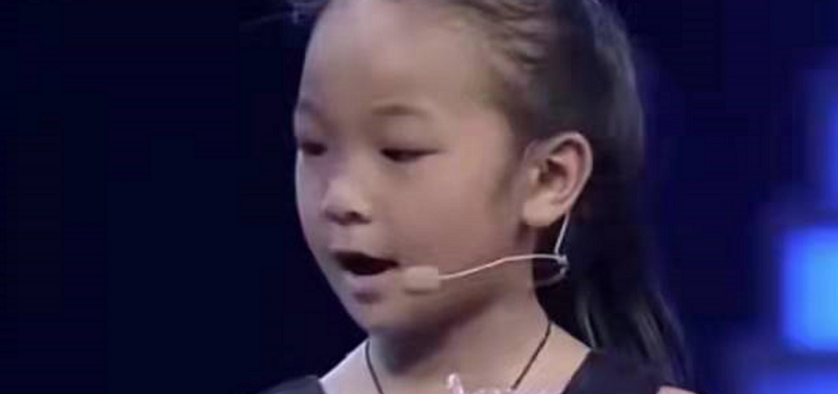 2009年，湖南女子生下重2斤“小猴子”，坐出租车被拒载：坐不下