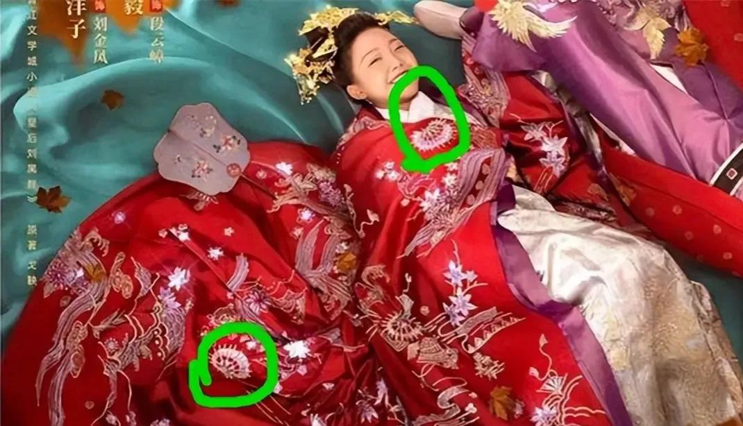 龙袍绣樱花，皇后穿和服，毒教材尚未结束，毒剧又紧随其后