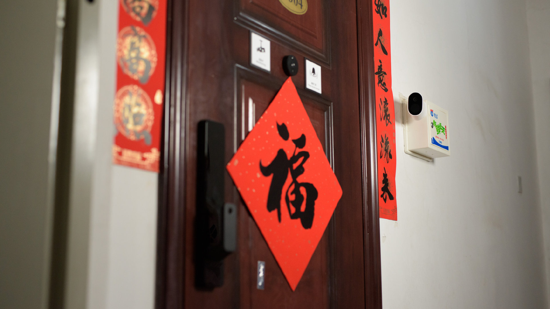 小偷见了抖三抖，这是一个安全性能极高的户外摄像头