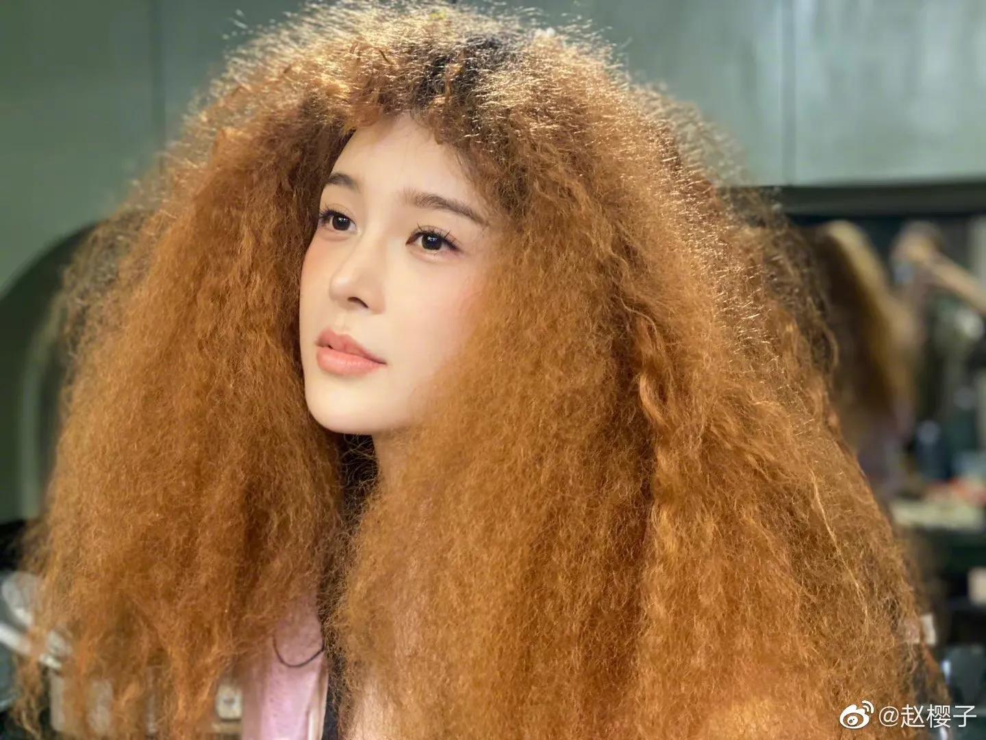 赵樱子cos张蔷爆炸头造型