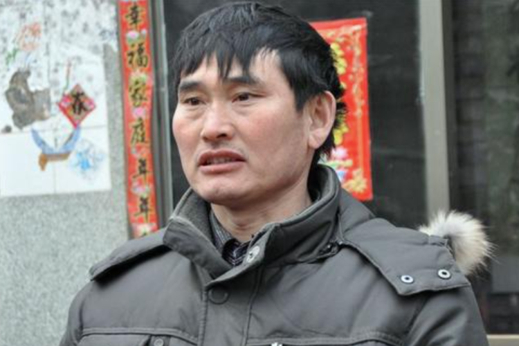 大衣哥前脚给陈萌买首饰，后脚卖废品换馒头，直言：能吃好几天