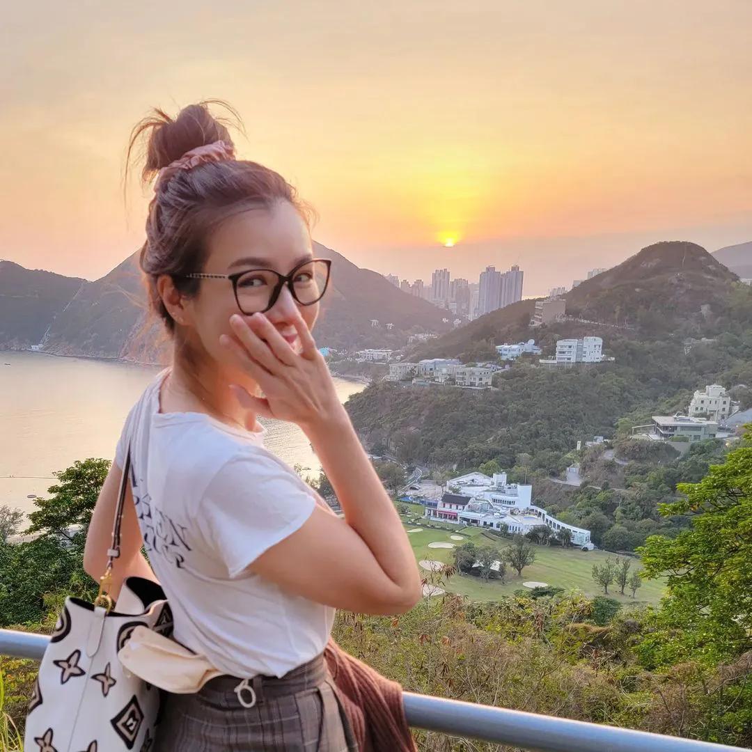 陈豪夫妇约会过二人世界超甜，陈茵媺打扮减龄显嫩少女感十足