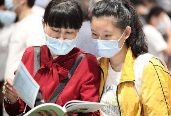 00后青睐的十大专业，法医学排名第二，榜首竟是“冷门专业”