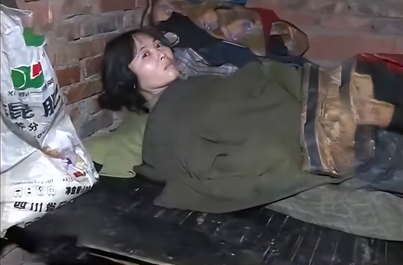 1995年四川17岁女大学生被卖进大山，55岁老汉让她住了17年猪圈