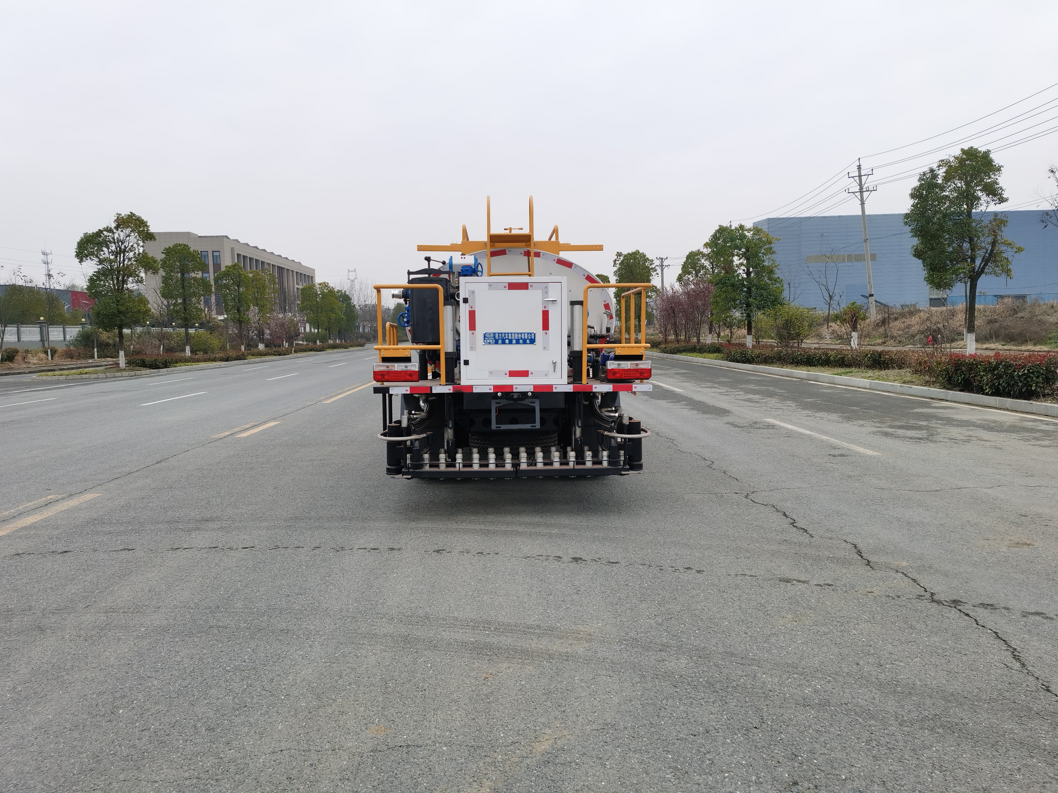 4.2方東風小多利卡標準型瀝青灑布車