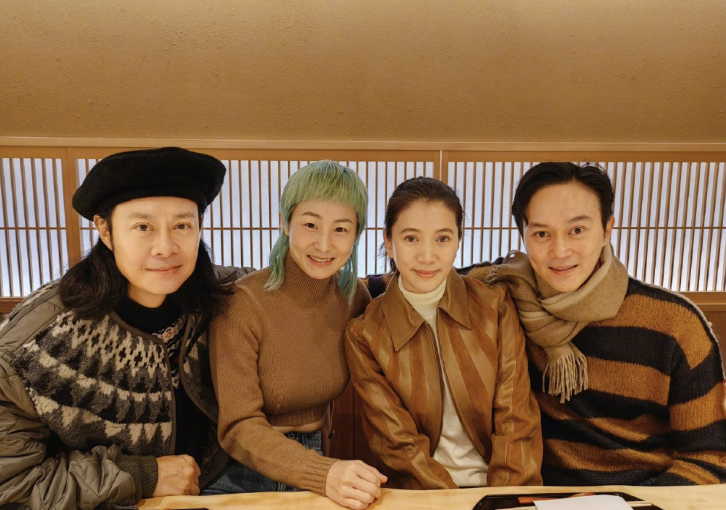 张智霖庆祝结婚21周年，将袁咏仪紧搂怀中，相爱超30年却未办婚礼