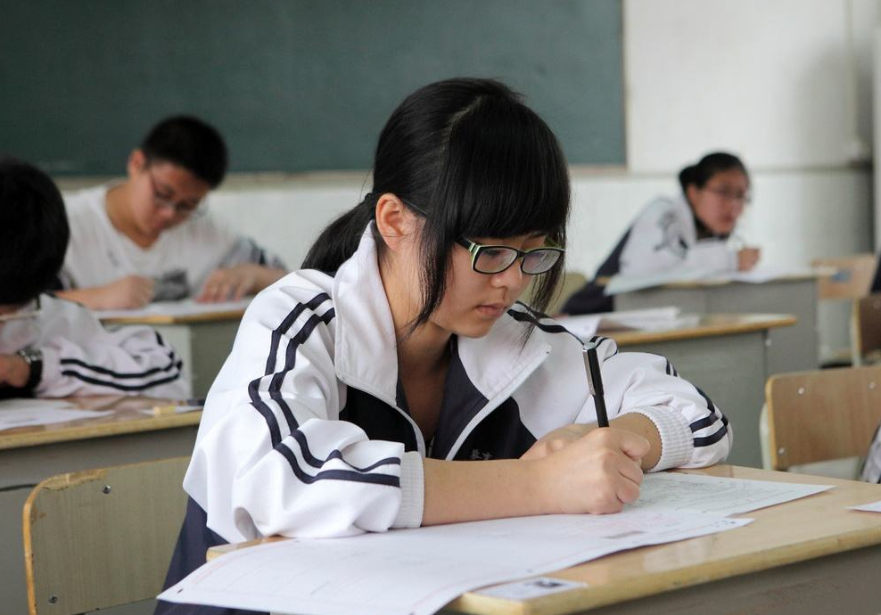 女生高考考场“发飙”，撕毁他人答题卡，处理结果简直大快人心