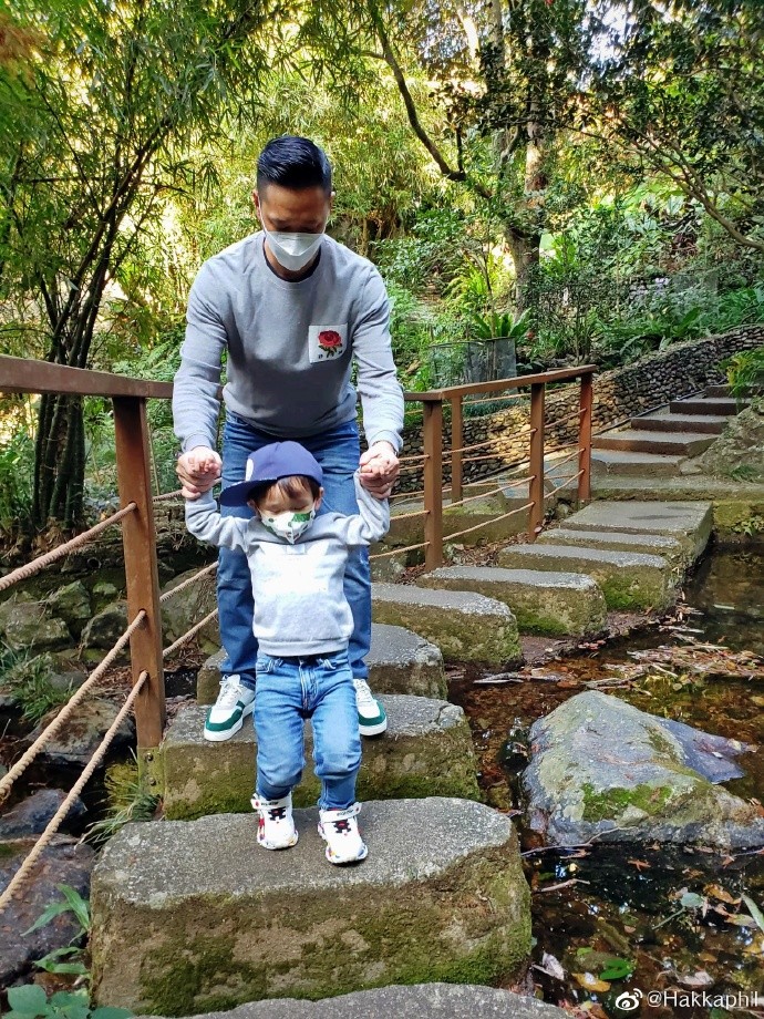胡杏儿俩儿子陪爷爷散步，兄弟俩牵手下台阶，和爸爸穿亲子装超萌
