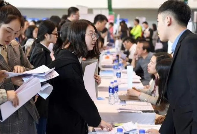 大学里隐藏的“私下交易”，大学生习以为常，实则影响了就业