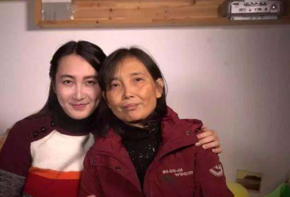 “背母上学”感动中国的刘霆，10年后变成美女，不少网友表示理解