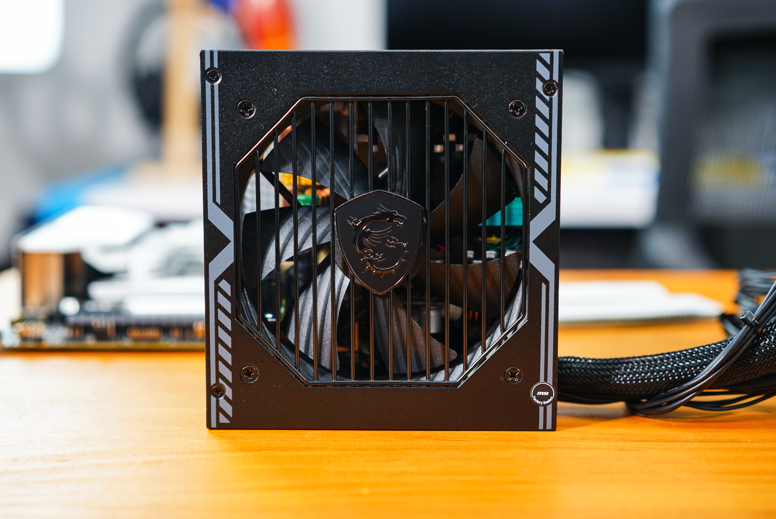 主板自带M.2散热片是鸡肋？看看B660迫击炮+PCIe4.0固态上机实测