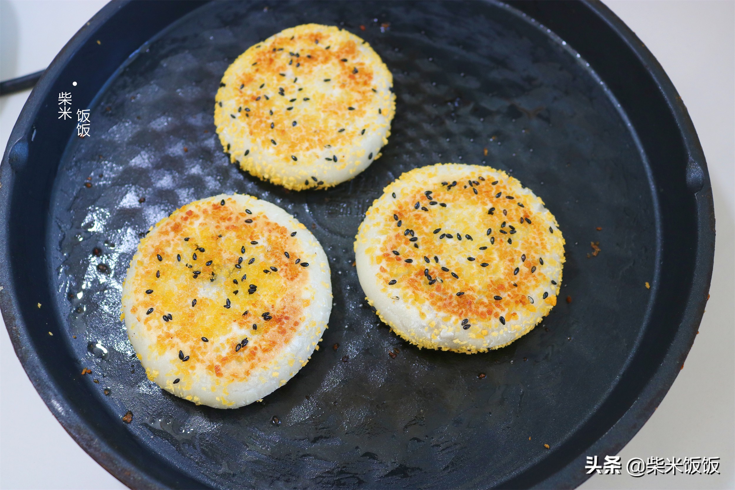 咬一口，外酥里糯，这个饼我家隔几天做一次，冬天吃正合适