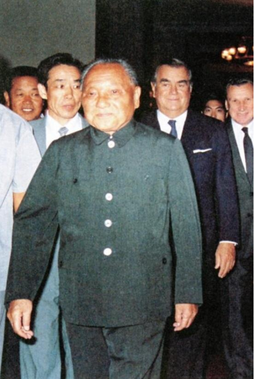 毛主席会见英国贵宾，提到香港问题，指着邓小平：那时是他们的事