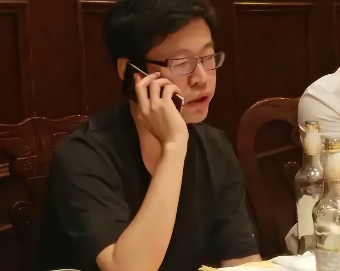 毕业多年后组织聚会，AA预算每人200元，聚会结束时组织者后悔了