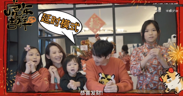张晋一家五口拜年，俩女儿漂亮开朗像妈妈，儿子虎头虎脑像爸爸