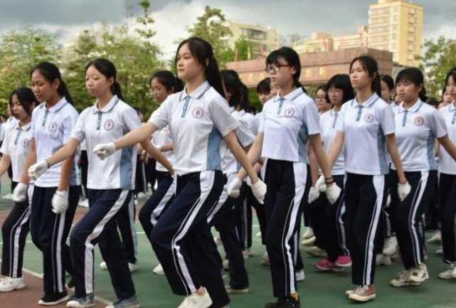 为啥普通学校校服是裤子，贵族学校却是裙子，这其中差在哪了？