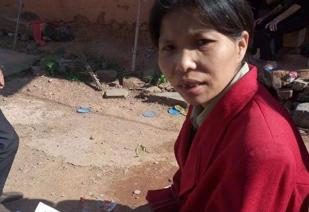 人大学霸考公考研失败，嫁贫苦光棍生6娃，校友集资20万给她建房