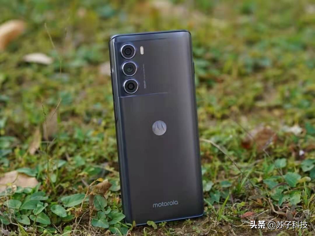 摩托罗拉良心了，骁龙888Plus卖到1999元，12+256GB版+5000mAh