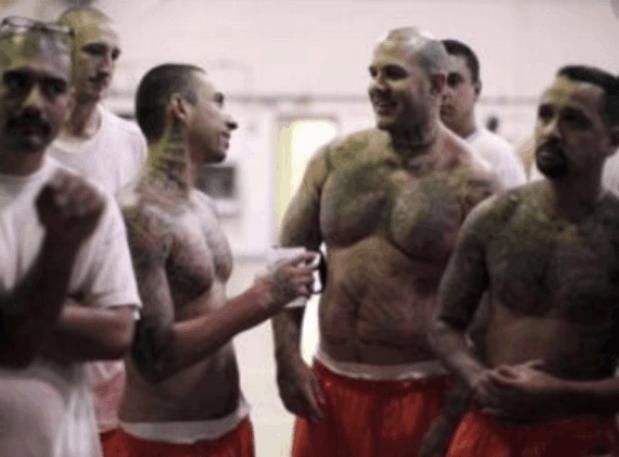 美国黑老大将监狱当做“后宫”，13位女狱警对其投怀送抱