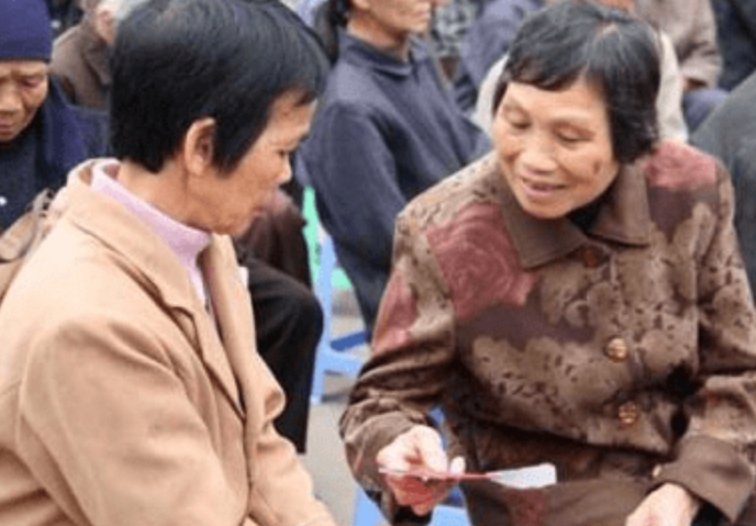 “生二胎”和“不生二胎”的家庭，20年后，各方面的差距不止一点