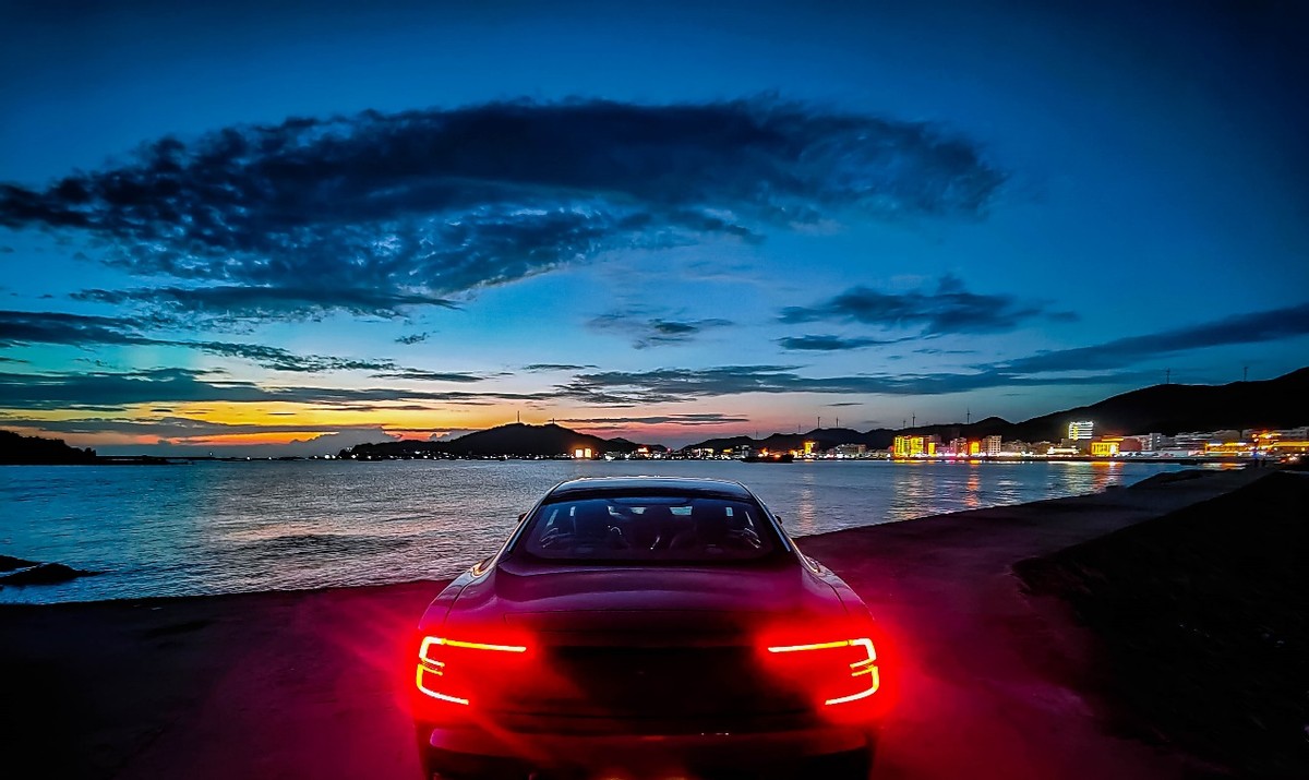 品味藝術品，置身碧海藍天試駕極星1