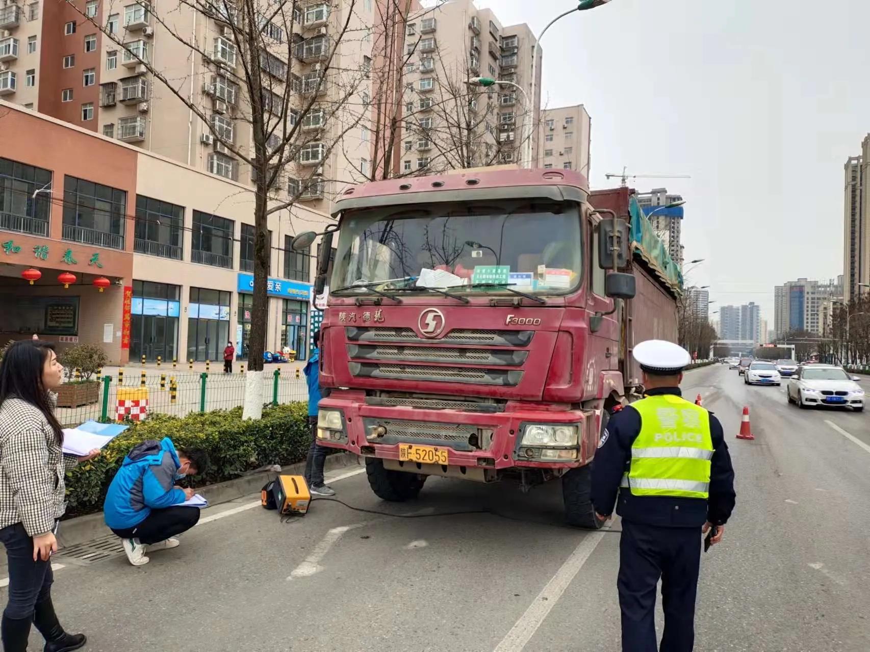 汉中交警一大队联合环保部门开展大型车辆尾气检测专项整治行动