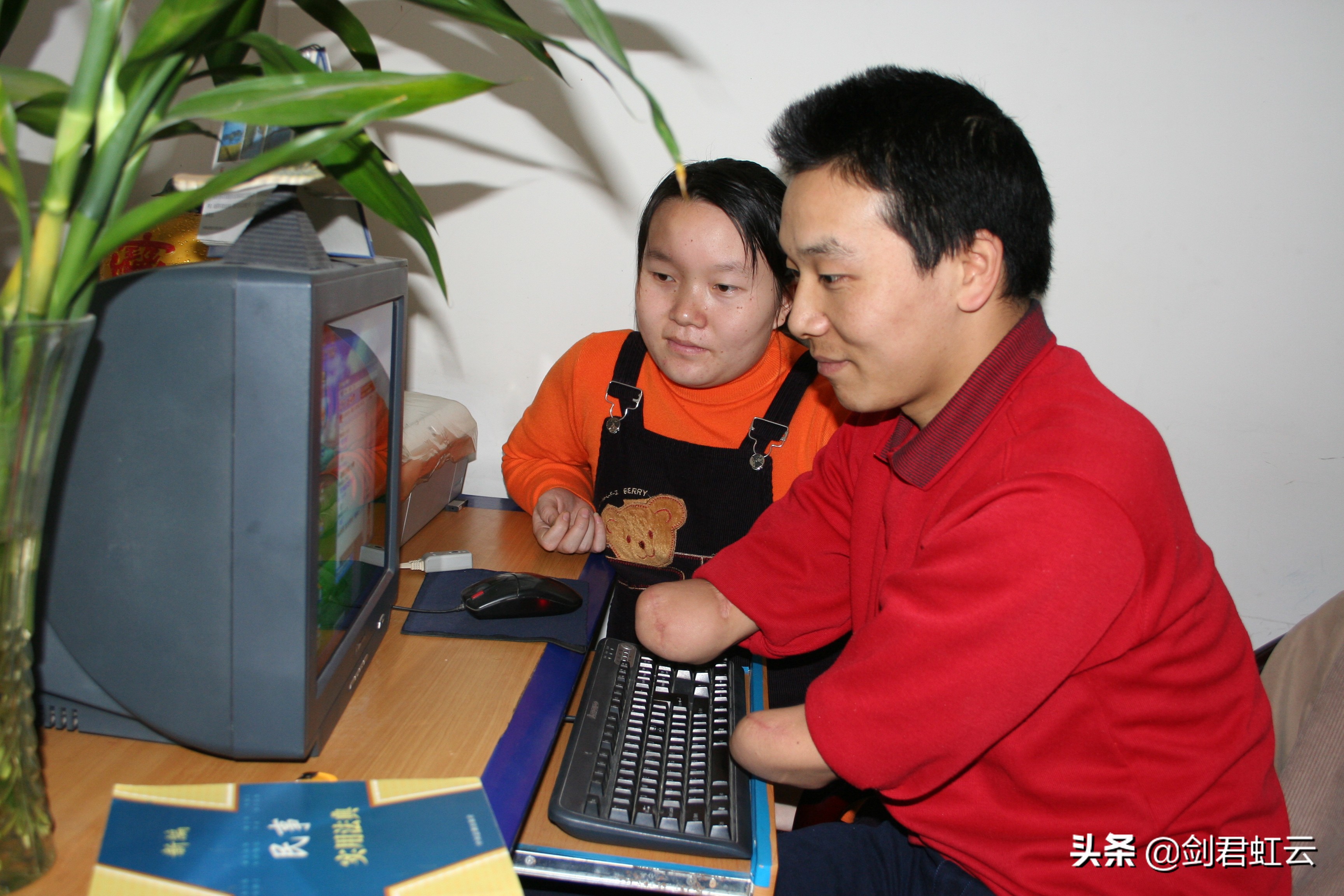 没有双臂怎么写字打字？怎么获取本科文凭？怎么创办律师事务所？