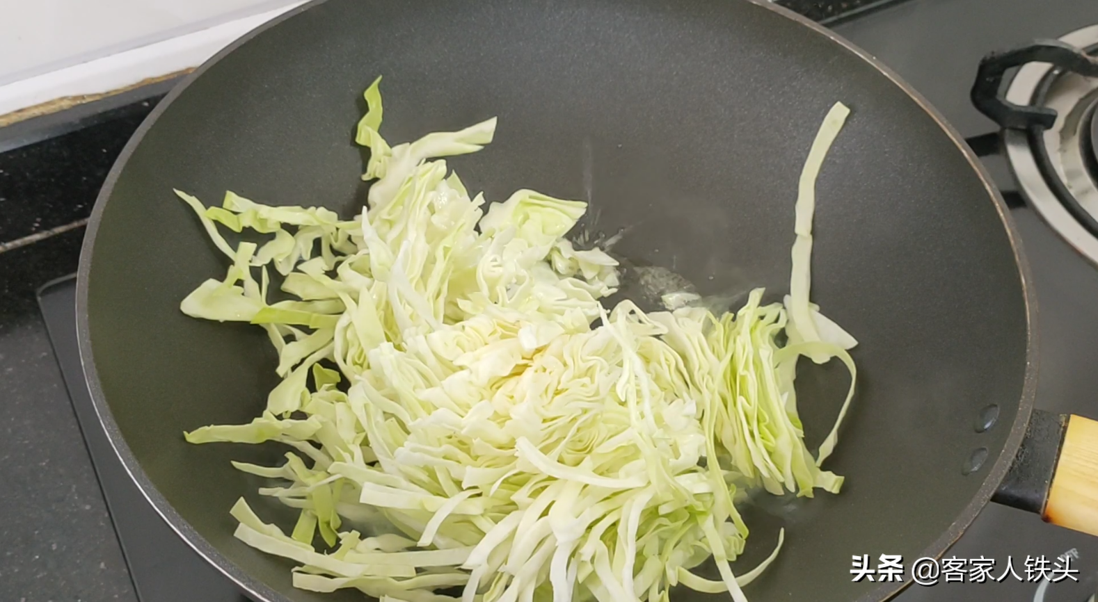 炒粉丝易起坨？小技巧教给你，3把粉丝炒一锅，喷香弹牙入味好吃