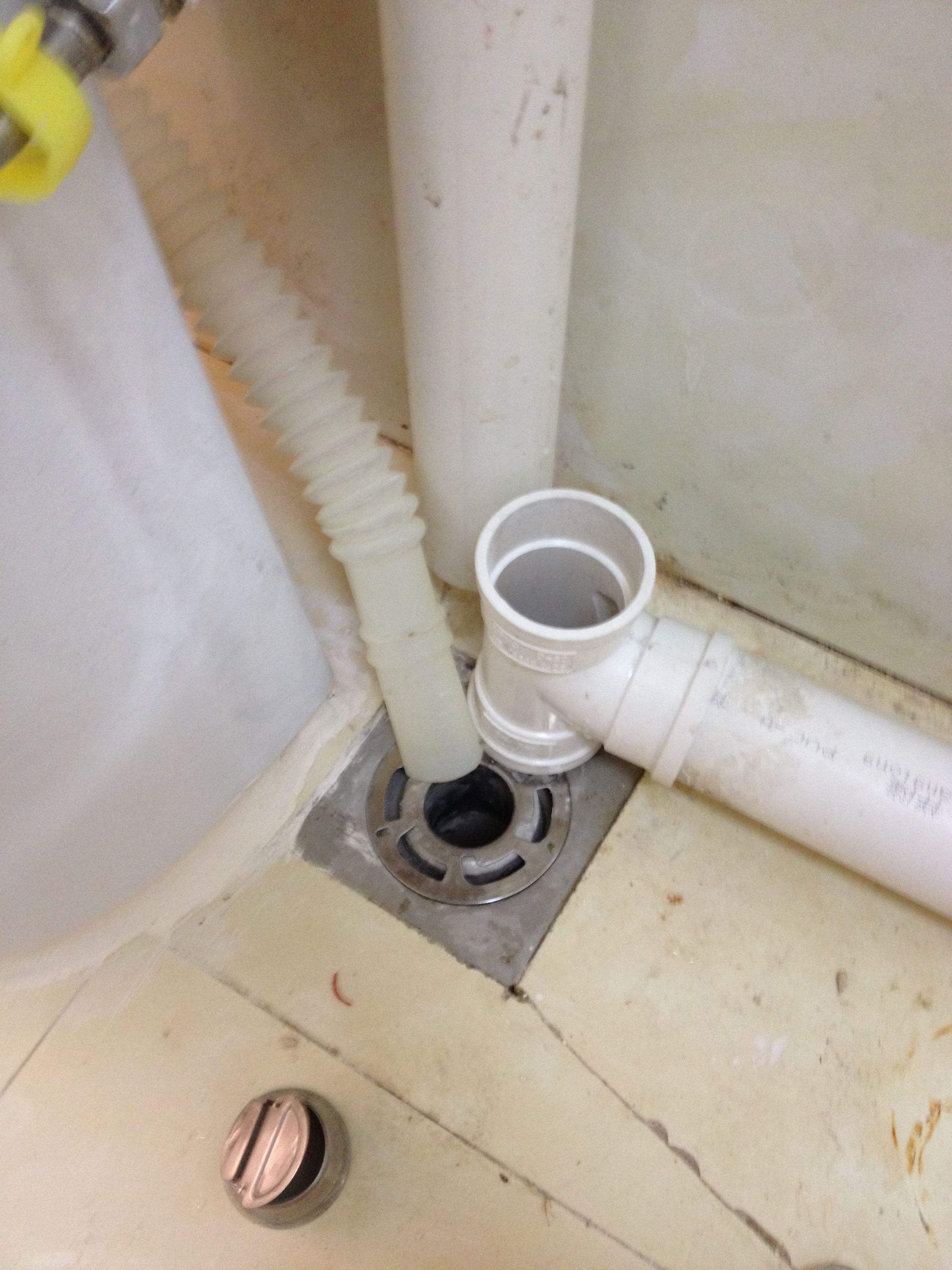 洗衣机排水管不能直接插在地漏里，特别是夏天，问题更多