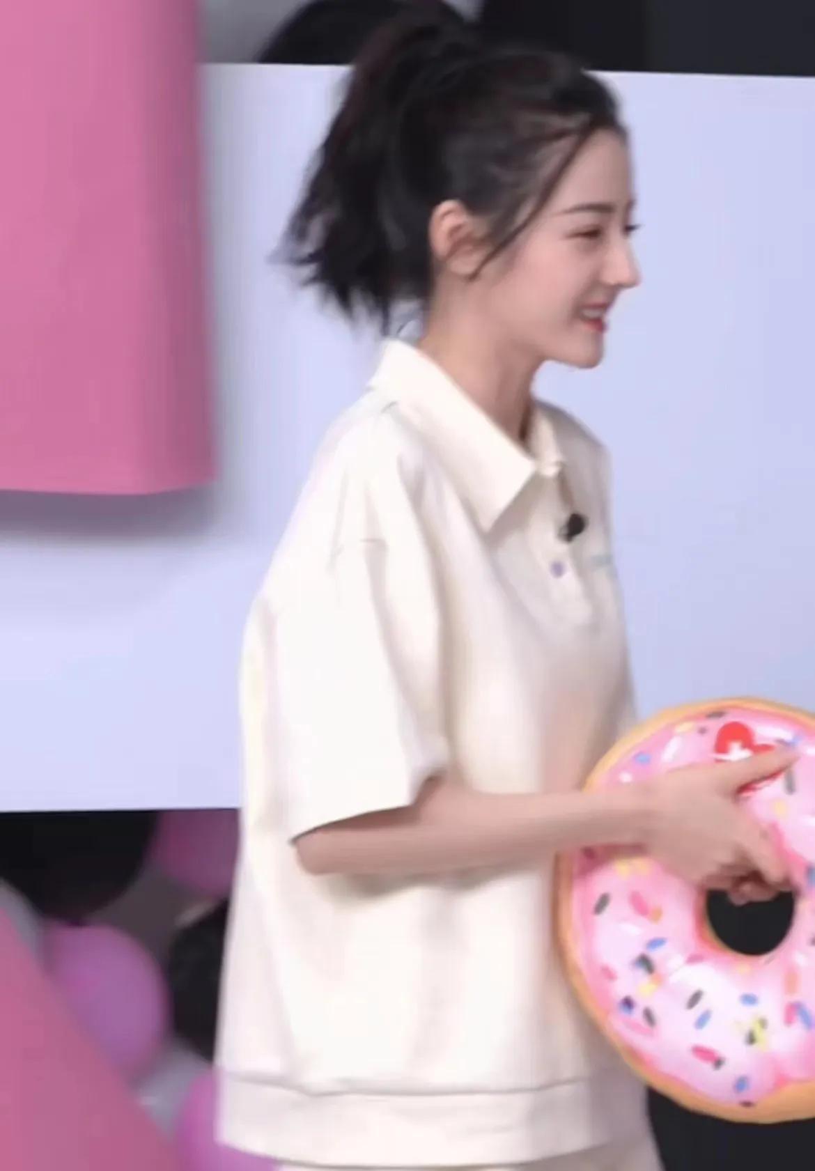 迪丽热巴polo衫穿搭，运动风满满的青春气息，谁能不爱