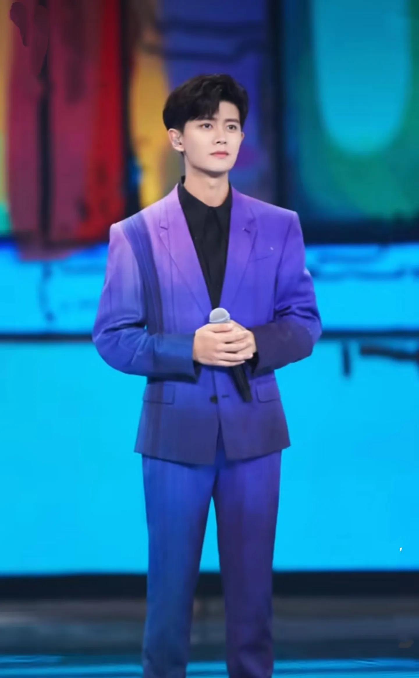 #任嘉伦#考古几张照片，衣架子