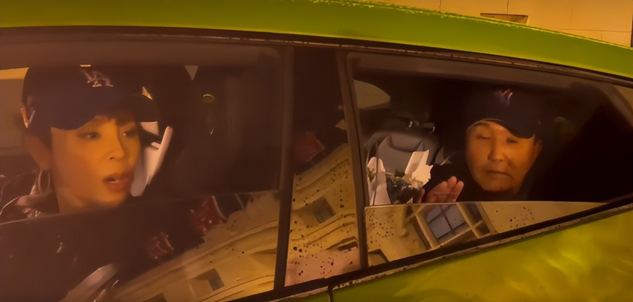 59岁戏骨吴刚坐300万豪车下班，红光满面气色好，妻子罕见化浓妆