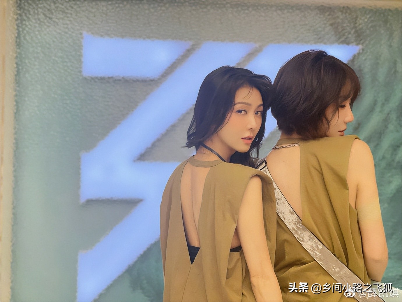 薛凯琪晒与刘恋穿同款衣服合影 发文表白为刘恋庆生