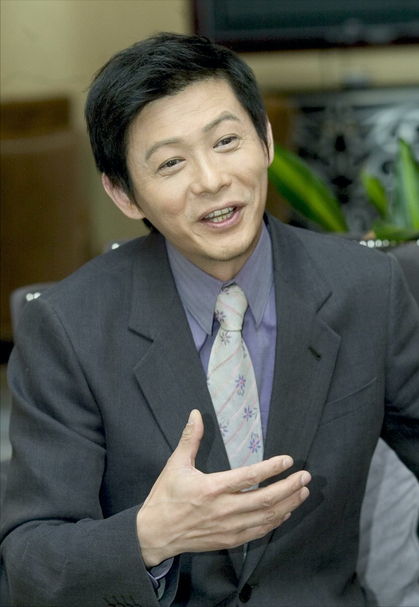 "央视一哥"程前:生父在眼前14年从不知晓,去世后才喊第一声爸