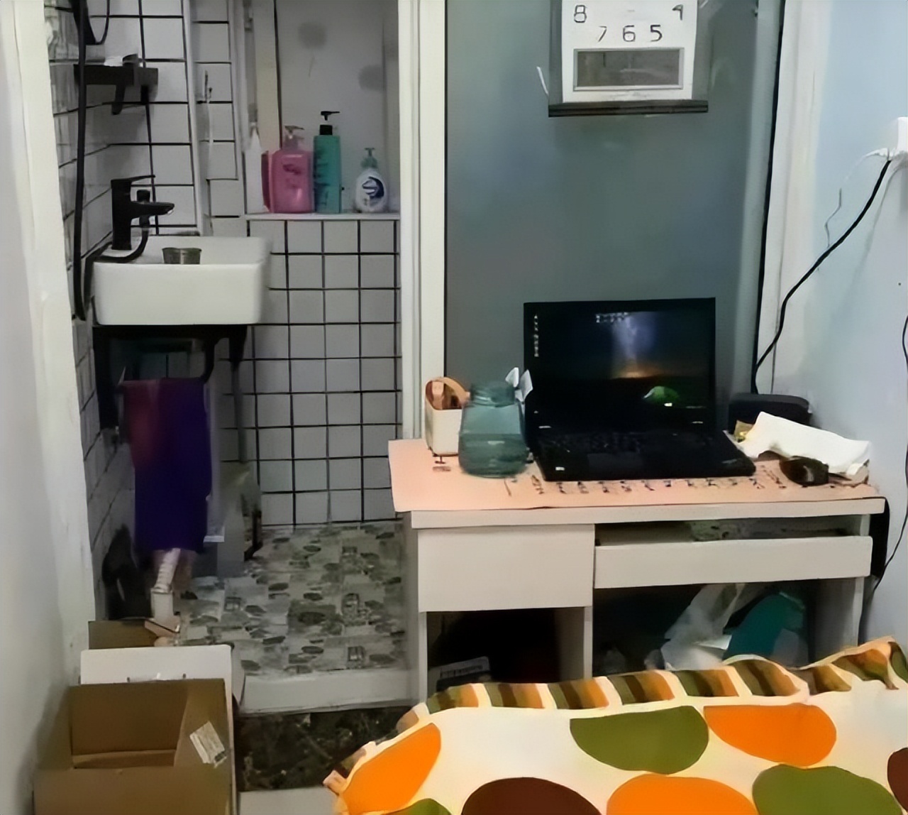 5平米出租屋，2平米“推笼”：生活不易，但人人都在努力