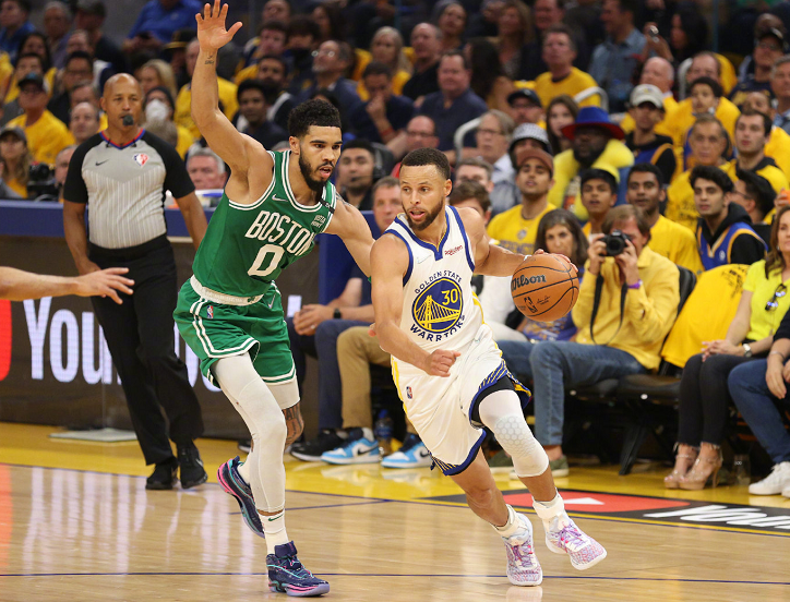 为什么nba偏袒勇士(摊牌了！火箭队记：NBA明目张胆偏袒勇士 甚至都不想继续掩饰了)