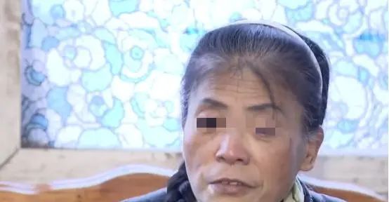 2021年女大学生失恋后发疯，殴打六旬母亲，执意嫁给50岁的流浪汉