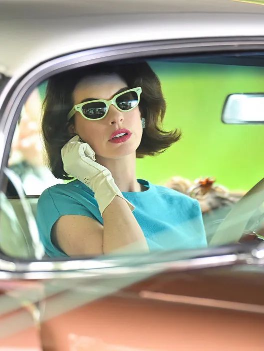 爱她公主般美丽的外貌，更爱她女王般强大的内核