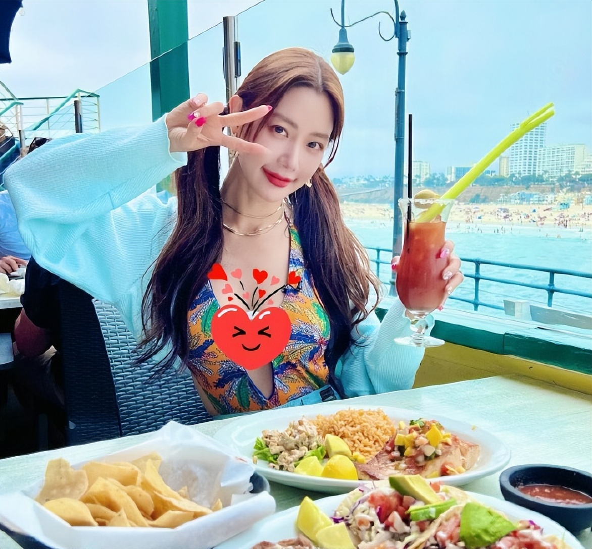 电影上线排榜第二，贾冰化身“冒牌财神爷”，最耐看的还属克拉拉