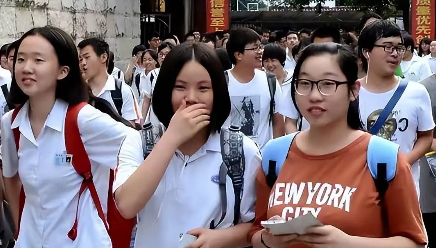 高考成绩未出，考生就已经收到多封录取通知书，家长看完很无奈