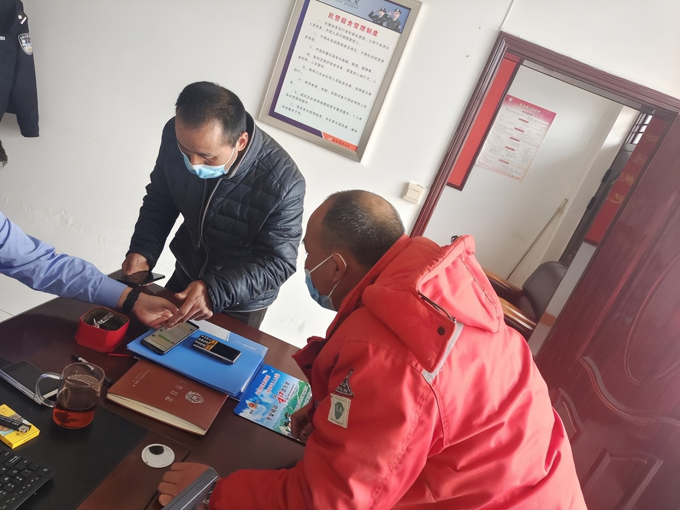 靖边公安杨米涧派出所成功调解一起劳资纠纷案件